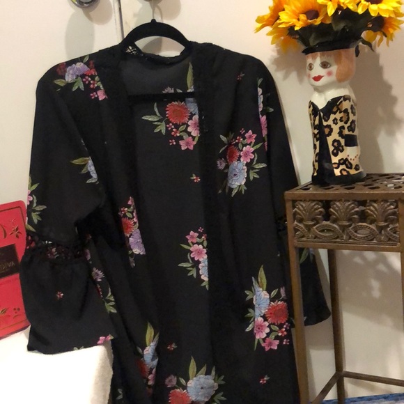 Beautiful floral kimono. - Picture 6 of 14
